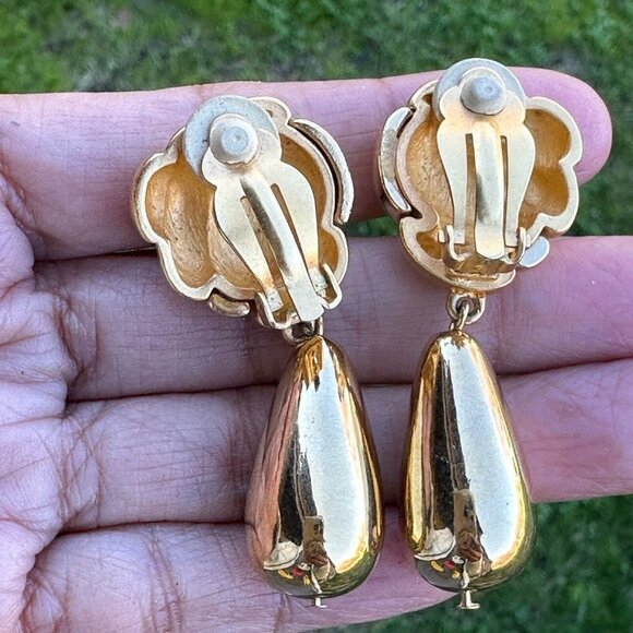 VTG Givenchy Clip-On Earrings Gold Tone Metal‎ Clam Shell Shape Tear Drop Dangle - Picture 2 of 6